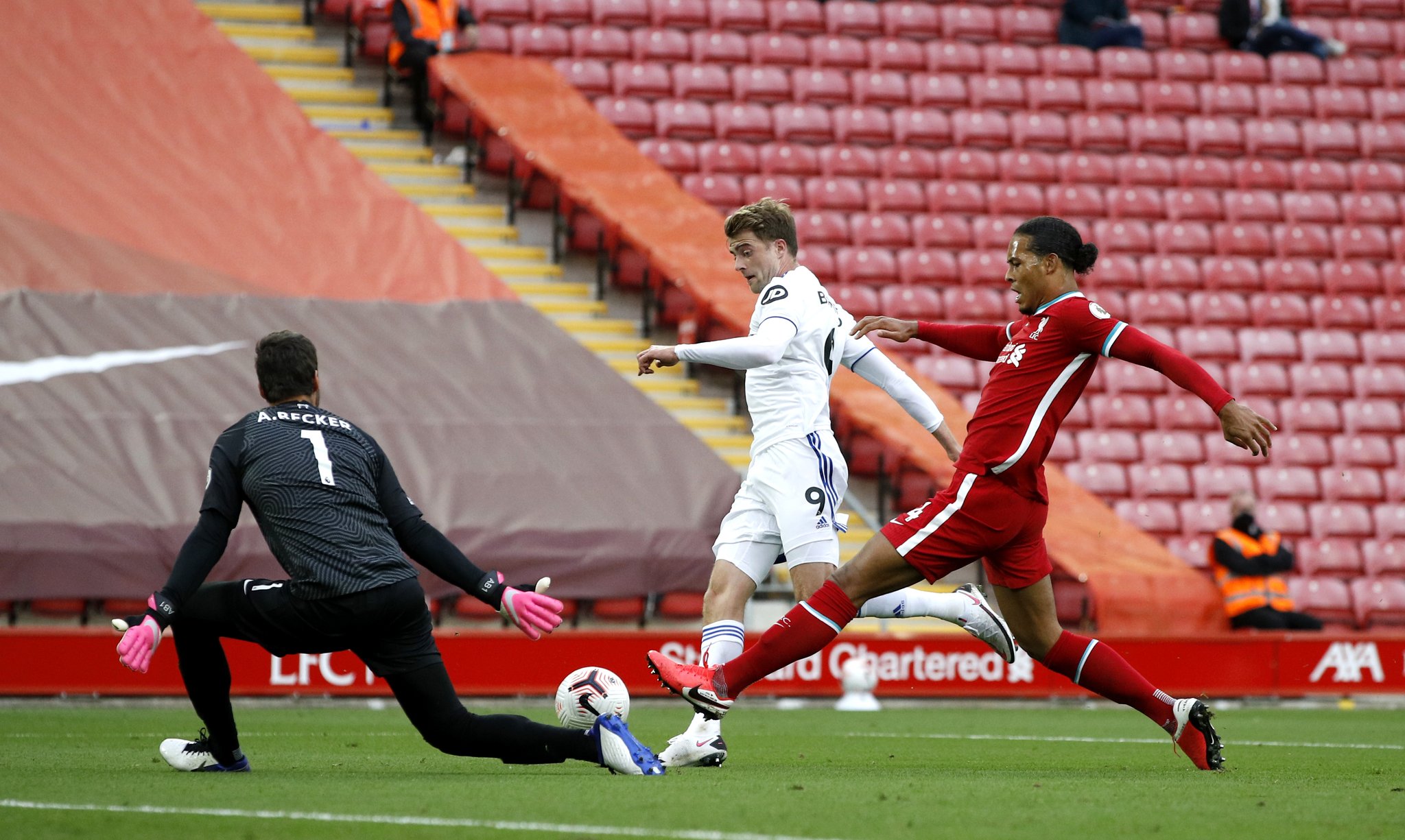 赛季首秀开门红！吴艳妮60米栏8秒22夺冠，起跑不利后程强势反超.